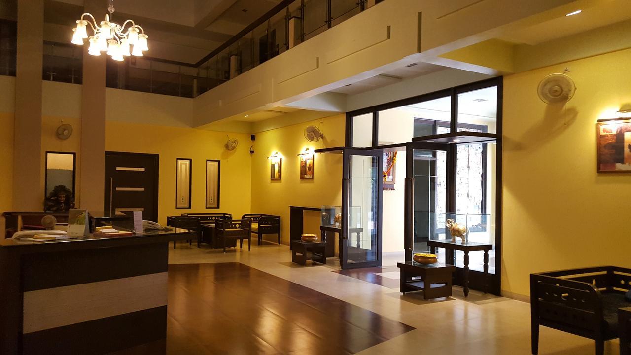 Le Royale Hotel Dadra Kültér fotó